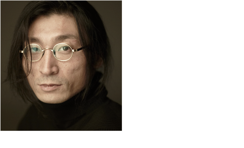 PHOTO BY KANG YOUNG HO »çÁøÀÛ°¡ °¿µÈ£ / °¿µÈ£ ÀÛ°¡´Â »çÁøÀ» ÂïÀ» ¶§ ´ë»ó°ú ¸ñÀû¿¡ ¸Â´Â À½¾ÇÀ» Ç×»ó Æ²¾î ³õ°í ¸¶Ä¡ ÃãÀ» Ãß´Â µí, ÁöÈÖÇÏ´Â µí ´ë»ó°ú ±³°¨ÇÏ¸ç ³»¸éÀ» ²ø¾î³»´Â µ¶Æ¯ÇÑ ¿¬Ãâ·ÂÀ¸·Î ¡®ÃãÃß´Â »çÁøÀÛ°¡¡¯¶ó´Â º°¸íÀ¸·Îµµ ºÒ¸°´Ù. 1999³â ¿µÈ <ÀÎÅͺä>ÀÇ Æ÷½ºÅÍÀÇ »çÁø ÀÛ¾÷À» ½ÃÀÛÀ¸·Î ±×´Â, ÇÑ ÀåÀÇ »çÁø ¾È¿¡ Á¤º¸ »Ó ¾Æ´Ï¶ó, Á¤¼¿Í ½ºÅ丮¸¦ ´ã´Â ¡®Àι®ÇÐÀû ±âȹ·Â¡¯À» ÀÎÁ¤¹Þ¾Æ ±× ÈÄ ¾à 15³â µ¿¾È ´ëÁß¿¡°Ô Àͼ÷ÇÑ ¼ö¸¹Àº »ó¾÷ ±¤°í ÀÛǰÀ» ¸¸µé¾î³Â´Ù. 2009³âºÎÅÍ ±×´Â ÀڽŸ¸ÀÇ ¼ø¼ö¿¹¼ú ÀÛǰ Ȱµ¿À» º´ÇàÇϰí Àִµ¥, ÀÚ±â ÀÚ½ÅÀ» ºñ·Ô, ¼ö¸¹Àº ´ë»ó°úÀÇ ÀÎÅͺ並 ÅëÇØ ¼¼»óÀ» ºñÃß´Â¶Ç ´Ù¸¥ °Å¿ïÀÇ À̹ÌÁö¸¦ »çÁø°ú ÆÛÆ÷¸Õ½º·Î º¸¿©ÁÖ°í ÀÖ´Ù. 2017³â, °¿µÈ£ ÀÛ°¡´Â 19´ë ´ëÅë·É È帵éÀ» ÀÎÅͺäÇÏ°í »çÁøÀÛ¾÷À» ÇÑ Áß¾ÓÀϺ¸ÀÇ Ä®·³ <Who are you?>¸¦ ÅëÇØ, °¢ °èÆÄÀÇ Á¤Ä¡Àεé°ú Àΰ£¹ÌÀÇ °üÁ¡¿¡¼ °ø°¨ÇÒ ¼ö ÀÖ´Â ±âȸ¸¦ ¼±º¸À̱⵵ Çß´Ù. À̹ø¿¡ ±×´Â ´ëÇѹα¹ Àüü¸¦ ºñÃß´Â °Å¿ïÀ̶ó´Â ÄÁ¼ÁÀ¸·Î, KBS¿Í ÇÔ²², ±¹¹Î ¾ÆÄ«À̺ê <Çѱ¹»ç¶÷>À» ±âȹÇß´Ù. Æò¹üÇϰí Áö·çÇØ º¸ÀÌ´Â ÀÏ»óÀÇ ³»¸é¿¡ Á¸ÀçÇÏ´Â ¾Ë·Ï´Þ·ÏÇÑ º¸¼®µéÀ» ³»½Ã°æÀÇ °üÁ¡À» ÅëÇØ ã¾Æ³»°íÀÚ ÇÑ´Ù.