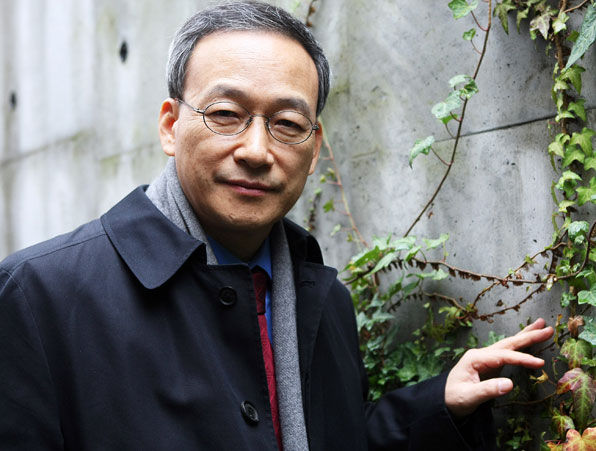 강신일 배우 과거 인터뷰 안경 쓴 인물 사진