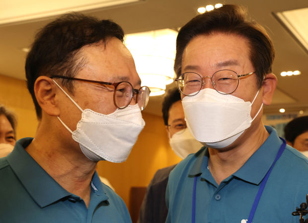 8월 전당대회 당권 도전이 거론되는 이재명 의원과 홍영표 의원이 어제(24일) 오전 충남 예산군 덕산리솜리조트에서 열린 민주당 국회의원 워크숍을 마친 뒤 대화를 나누고 있다.