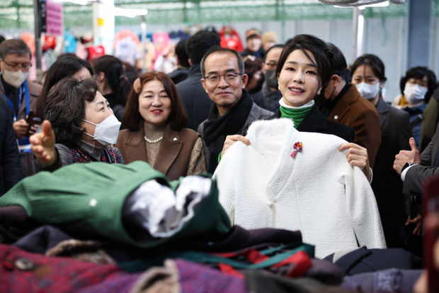 김건희 여사가 1월 11일 대구 서문시장을 방문, 상인과 밝은 표정으로 대화하고 있다. 〈연합뉴스〉