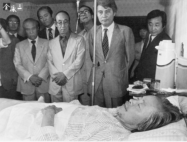1983년 5월 18일 김영삼은 민주화 5개 항을 요구하는 성명서를  발표하고 무기한 단식투쟁에 들어갔다. 오른쪽에서 두 번째가 김덕룡 당시 비서실장이다         - 사진제공 : 김영삼 민주센터