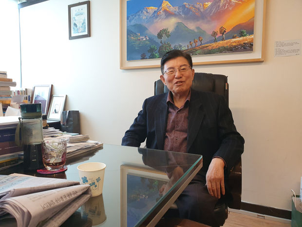 김덕룡 김영삼민주센터 이사장은 올해 82살의 원로지만 매일 사무실로 출근해 문민정부 30주년 관련행사 일을 챙긴다고 한다.