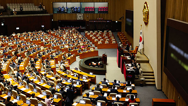 정치권과 국민의 반응: 혼란과 촉각