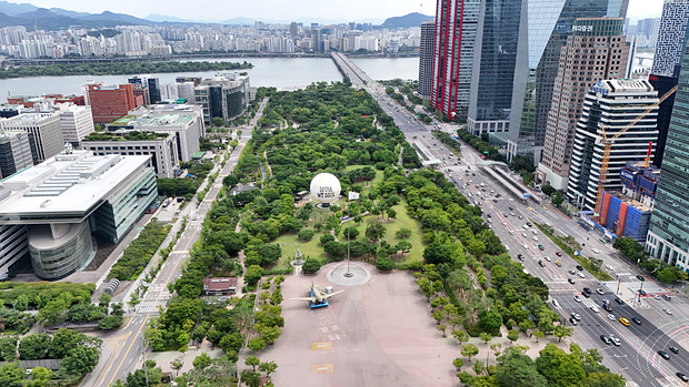 여의도 공원 한복판에 설치된 서울달 (서울시 제공)