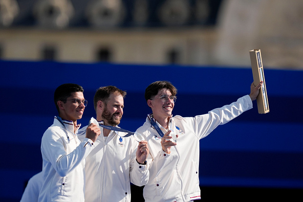 파리올림픽 양궁 남자 단체전에서 은메달을 딴 프랑스 남자 대표팀. 프랑스가 양궁 단체전에서 메달을 딴 건 처음이다.