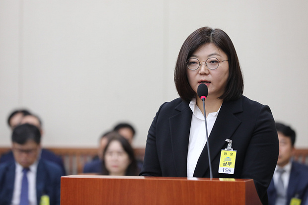 김주영 어도어 대표가 15일 서울 여의도 국회에서 열린 환경노동위원회 국정감사에서 의원들의 질의에 답하고 있다.