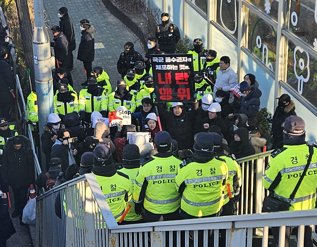 지난 3일 오전 이른바 ‘백골단’ 단원들이 서울 용산구 한남동 윤 대통령 관저 인근에서 체포영장 집행에 반대하고 있다. 연합뉴스