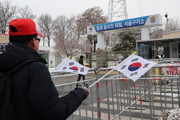 27일 오전 경기도 의왕시 서울구치소 앞에서 윤석열 대통령 지지자가 구호를 외치고 있다.