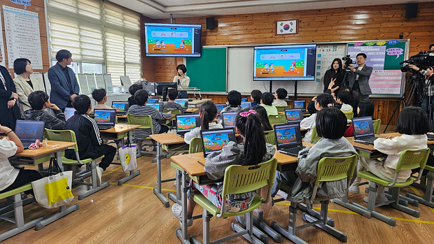 지난 25일 제주도 제주시 조천읍 조천초등학교 3학년 교실에서 AI 디지털교과서를 활용한 영어 수업이 진행되고 있다.
