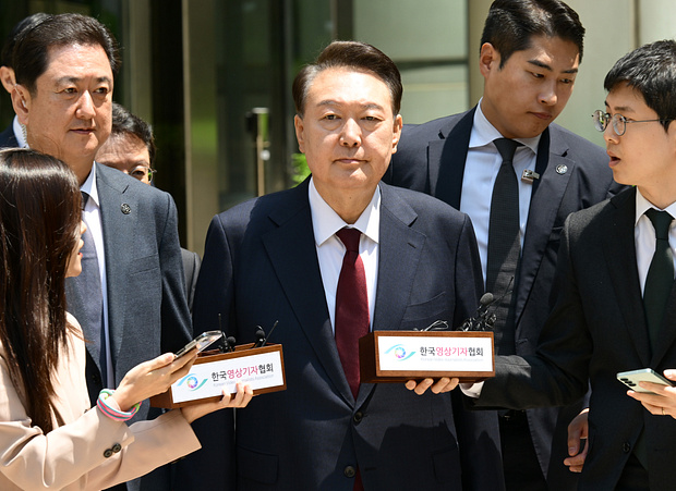 지난 12일 오전 재판 퇴장 직후 윤 전 대통령. 취재진이 근접 질문을 했지만, 제지 없는 경호처.     출처 : 연합뉴스