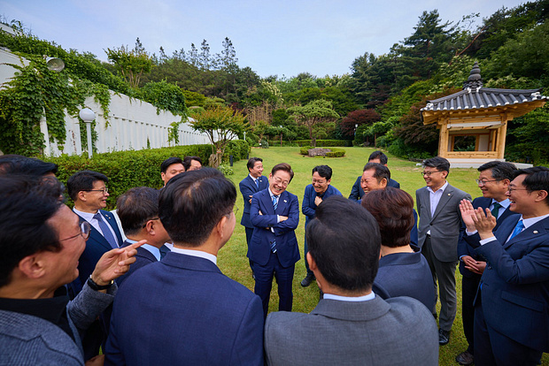 이재명 대통령이 7일 오후 민주당 전현직 지도부를 한남동 관저로 초청했다. (사진출처 : 이 대통령 페이스북)