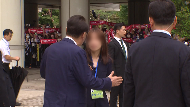 지난 16일 열린 내란 우두머리 혐의 7차 공판에서 질문하는 기자를 제지하는 윤석열 전 대통령