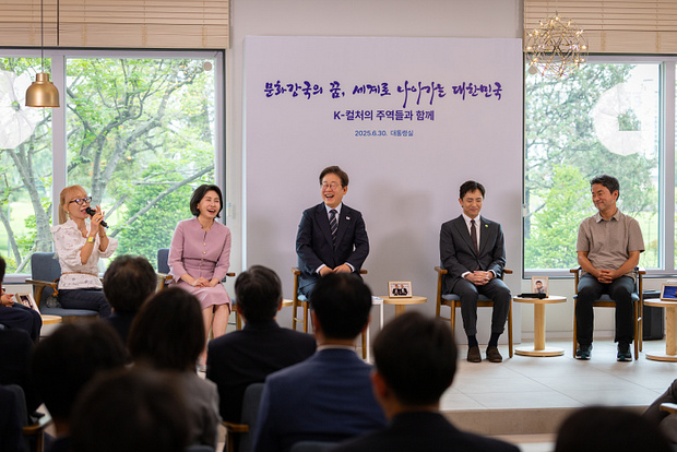 문화예술계 수상자 간담회에 참석한 이재명 대통령과 김혜경 여사(어제, 용산 대통령실 파인그라스)