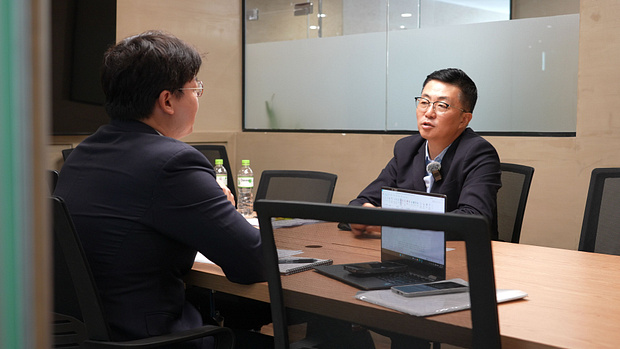 김예성 씨가 어제(11일) 베트남 호찌민 사무실에서 ‘집사 게이트 의혹’과 관련해 KBS와 인터뷰하고 있다.