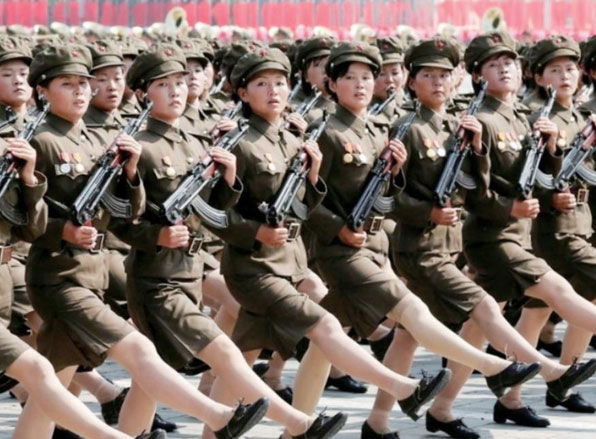 북한 여군의 열병식 분열 장면이다. AK 자동소총을 손에 들고 다리를 쭉쭉 뻗어 올리며 행진하는 것이 특징이다. 북한 여군들은 많은 시간을 할애 해 열병식 준비를 하는데 무릎을 구부리지 않고 뻗으며 걷는 것이 고통스럽다고 한다. 